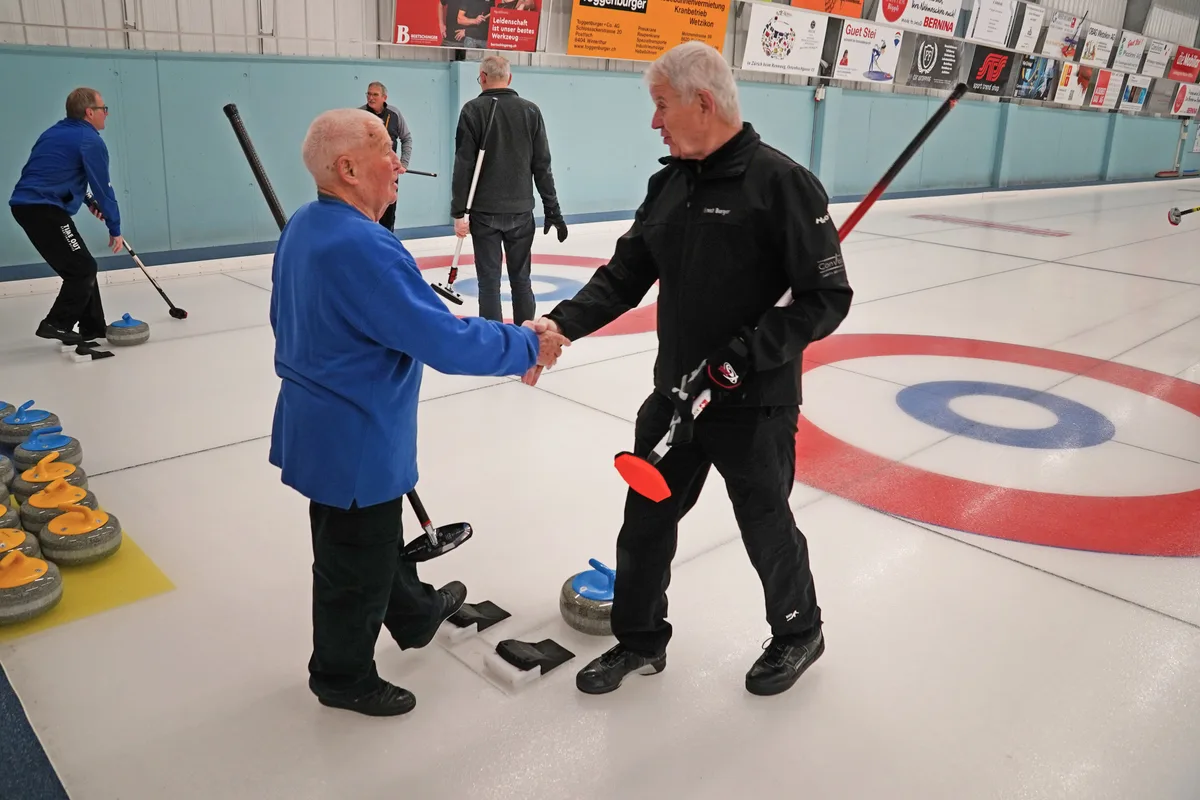Sportsmann durch und durch: Alois Meier gratuliert einem Curling-Kollegen zum guten Spiel. Alois Meier vom CC Wetzikon ist auch mit 86 noch begeistert am Werk. Besuch in der Eishalle beim rüstigen Curler.